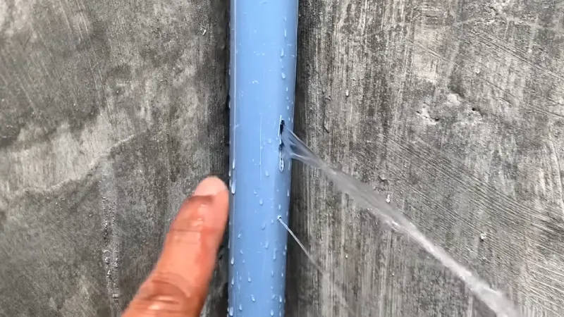 how to stop a leaking pipe with water in it